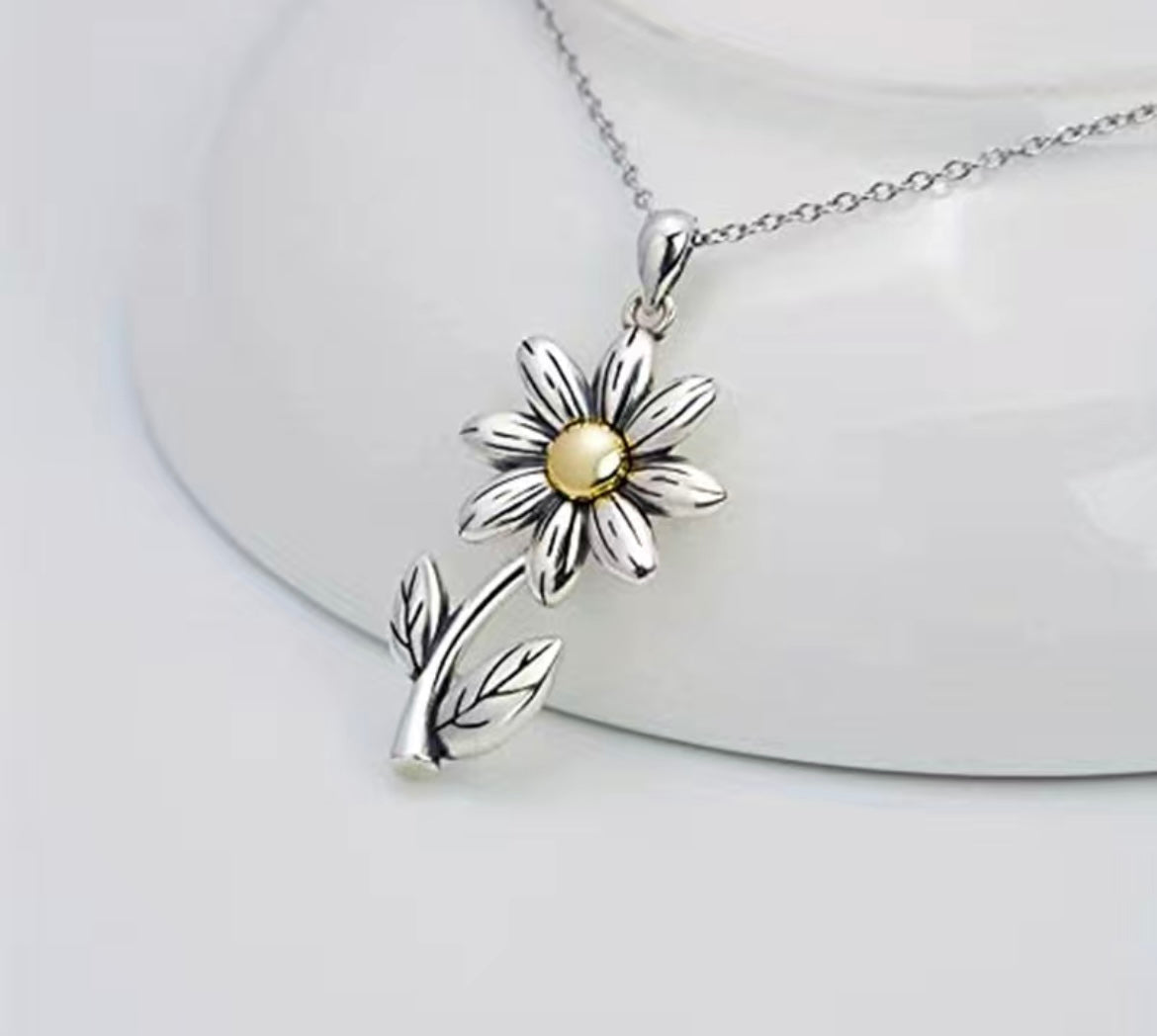 Daisy Flower Necklace ✨ | Flower necklace, Daisy flower, Daisy